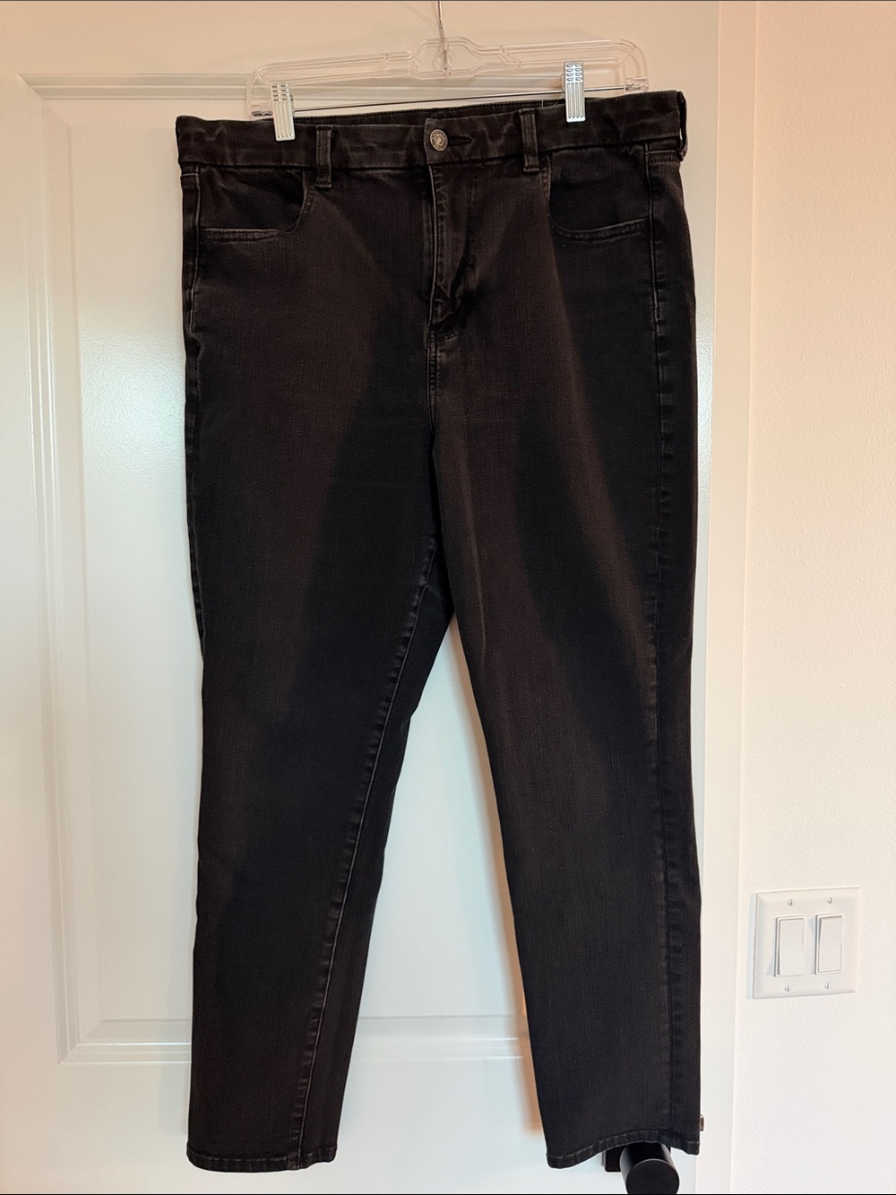 American Eagle Outfitters Black Cropped Straight Jeans